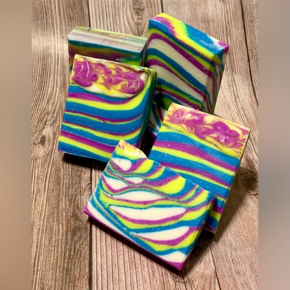 Sold out- Hand crafted artisan soap in vibrant colors - Picture 5 of 9